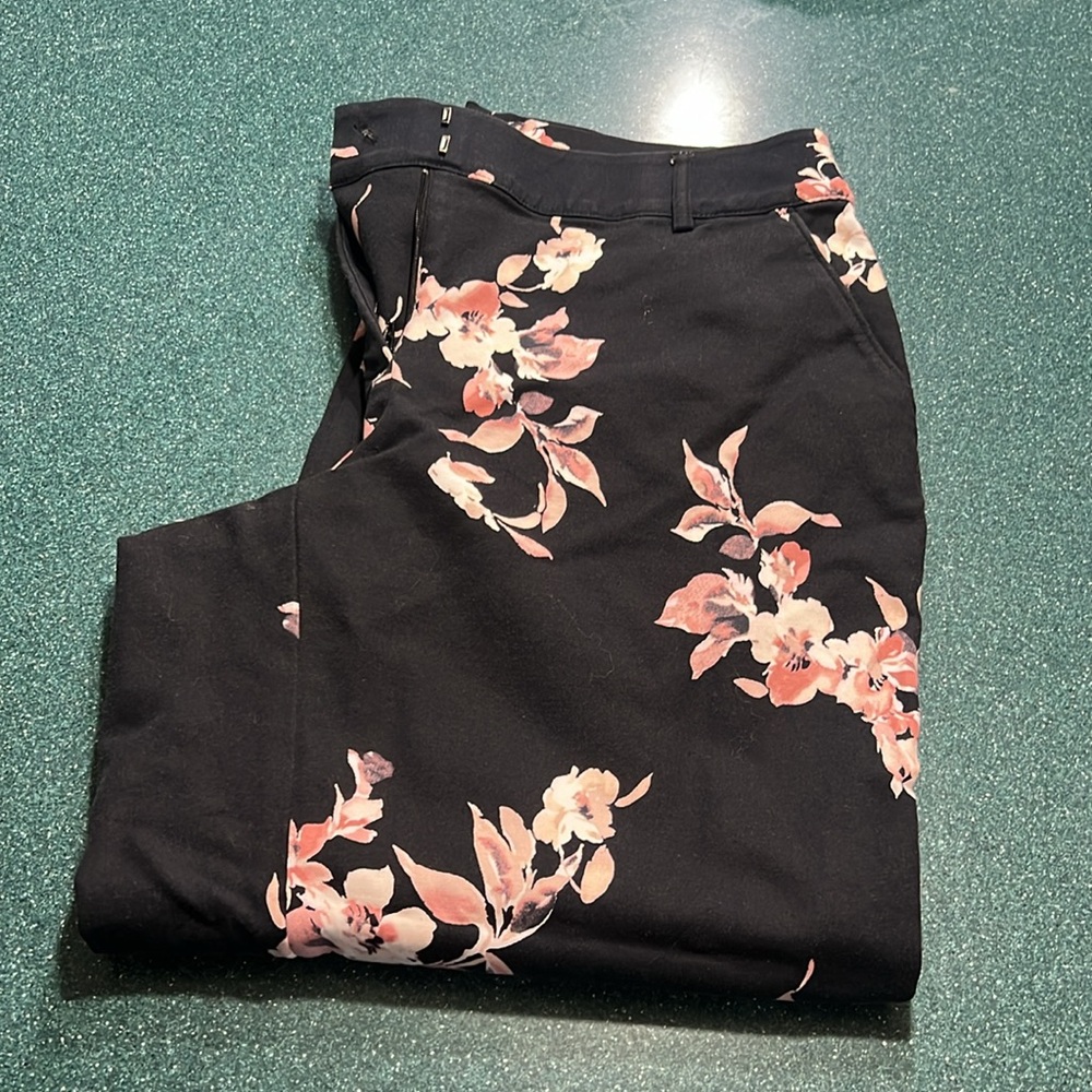 Black, floral women’s capris Size 16